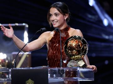 Aitana Bonmatí gana el Balón de Oro por tercer año consecutivo, recibió el premio de manos de su ídolo Andrés Iniesta