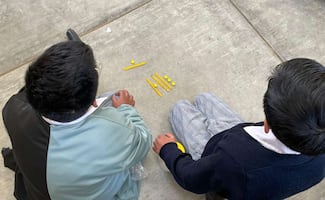 Herminia, maestra jubilada, enseña a niños chiapanecos matemática maya; uno de sus objetivos es que ponderen su herencia científica