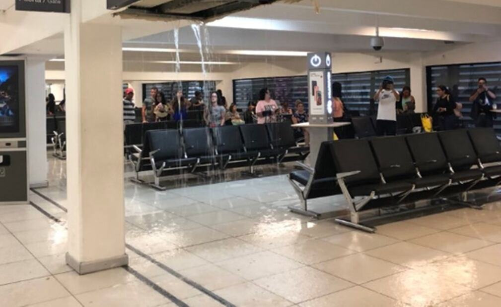 La lluvias de los últimos días han provocado afectaciones en el Aeropuerto Internacional de la Ciudad de México. Foto: Cortesía Twitter @ederlogu