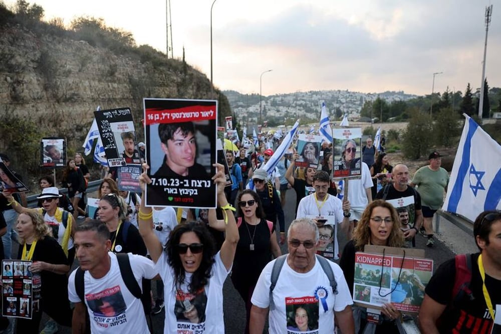 Marcha a pie de los familiares de los rehenes desde Tel Aviv a Jerusalén. Foto: AFP