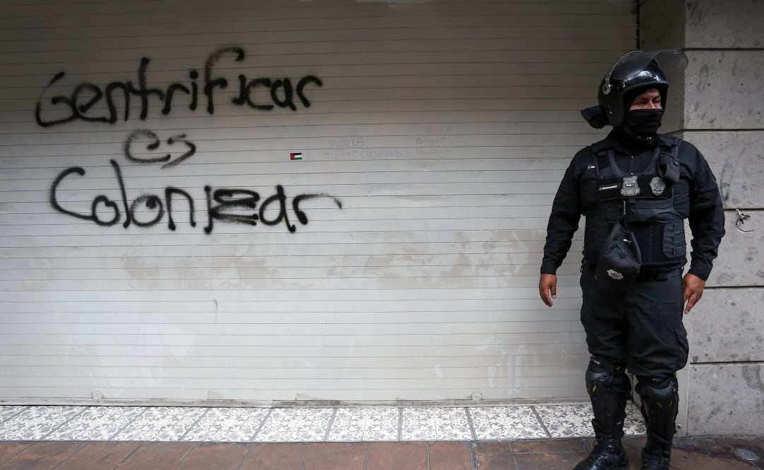 Personal de la SSC retiró varios objetos como bats, cadenas, un martillo que podrían ser utilizados para agredir o causar daño al mobiliario público, así como una mochila que contenía una bomba molotov y pintura en aerosol. Foto: Luis Camacho.