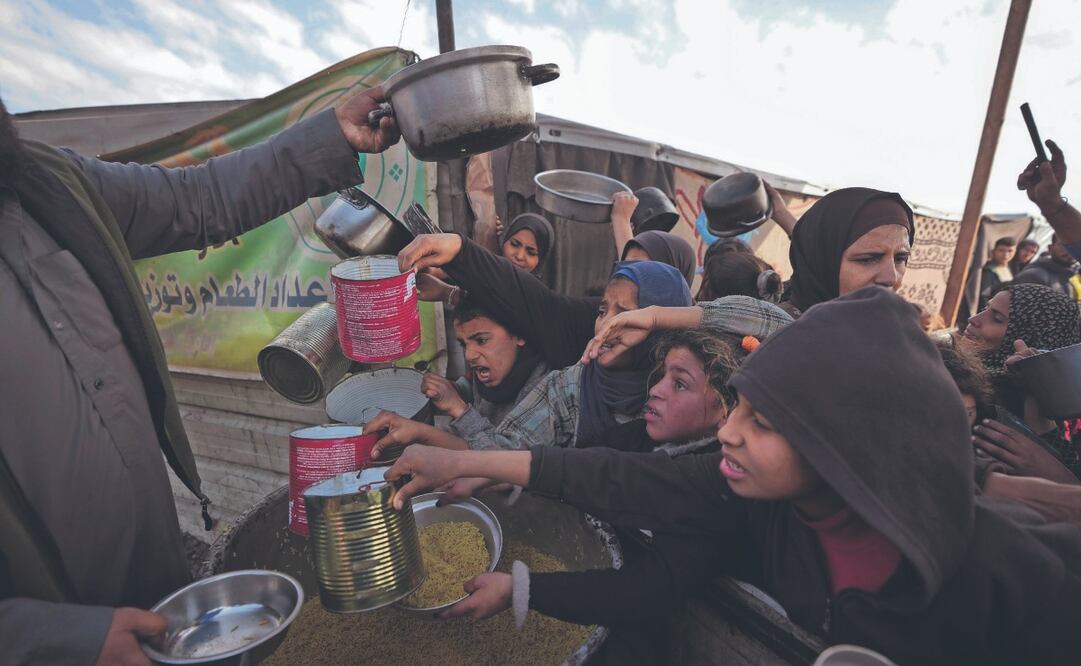 Palestinos luchan por alimentos en un centro de distribución en Khan Younis, el 9 de enero pasado. Foto: de Abdel Kareem Hana. AP