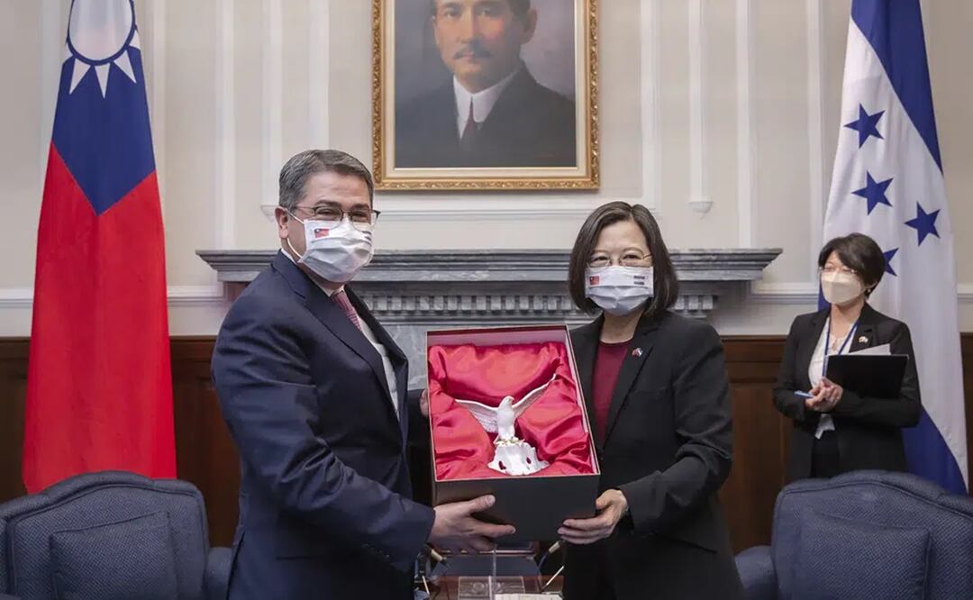 El entonces presidente de Honduras, Juan Orlando Hernández, intercambia regalos con su homóloga taiwanesa, Tsai Ing-wen, durante una reunión en Taipéi, Taiwán. Foto: AP