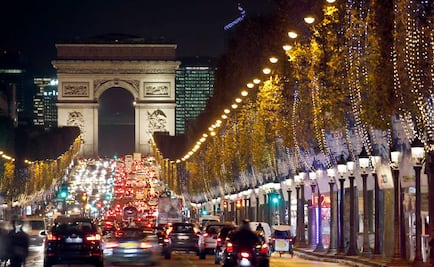 Brillan Campos Elíseos con luces navideñas