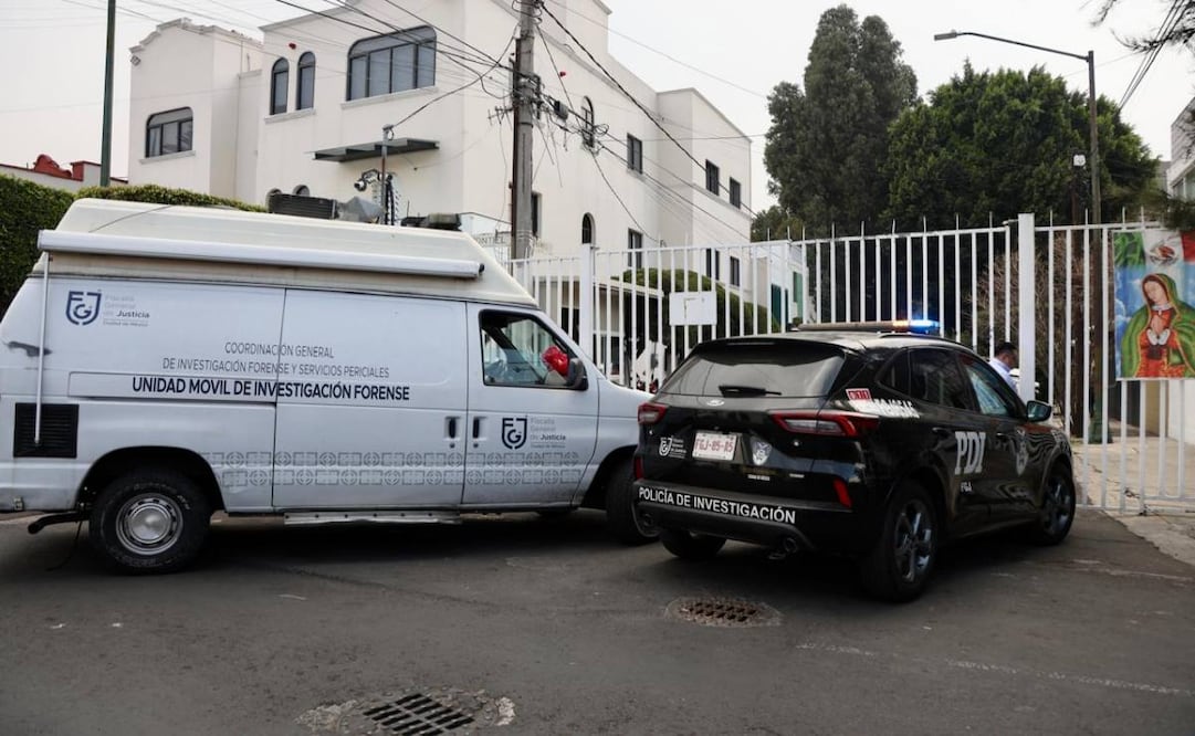 Una pareja fue asesinada a tiros al interior del número 655 de la calle Pernambuco esquina con Montiel de la colonia Lindavista. Peritos de la Fiscalía de la CDMX se encuentran realizando las diligencias en el lugar.
Foto: Valente Rosas.