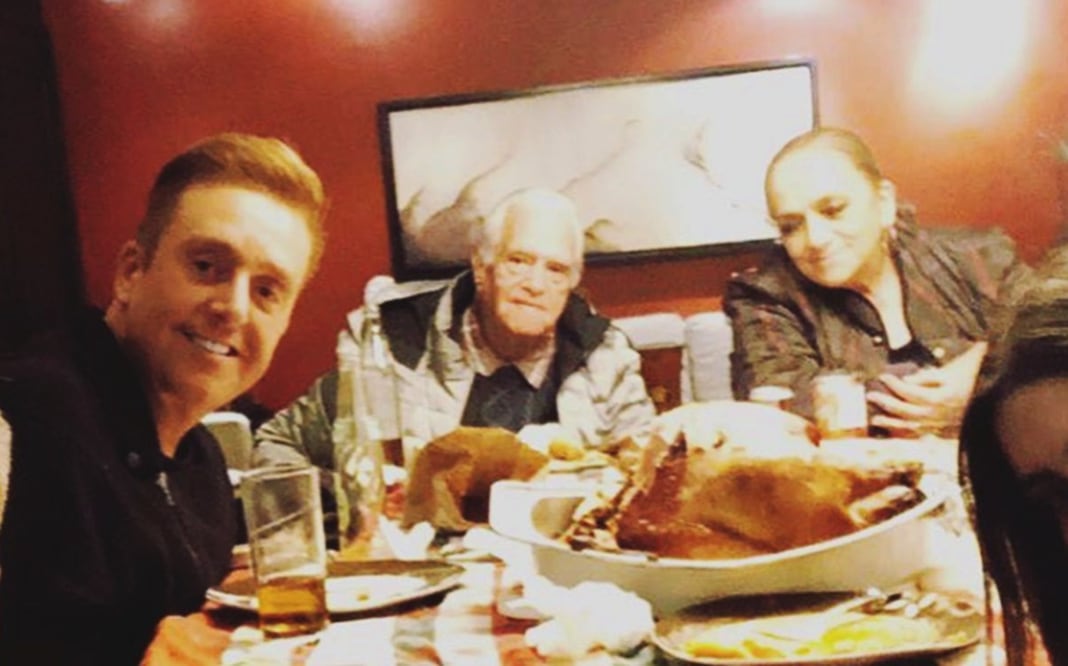 Daniel Bisogno posa junto a sus progenitores; don Concepción y doña Araceli.
Foto: Instagram