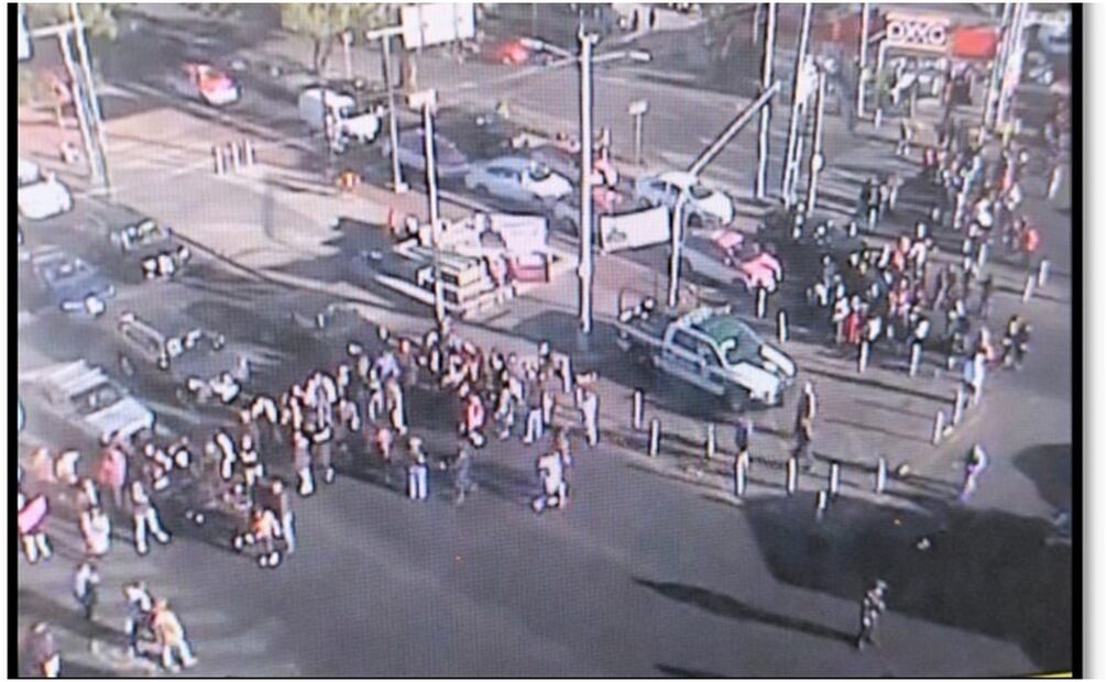 Comerciantes cierran la circulación vehicular en Calzada Camarones y Avenida Cuitláhuac. Foto: Especial