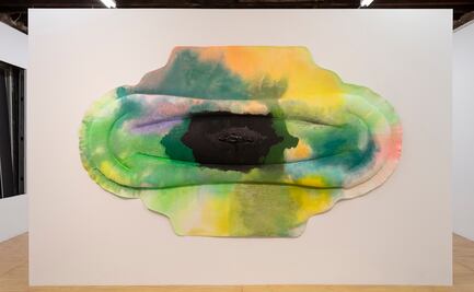 Una toalla sanitaria gigante, el lienzo de una obra de arte 