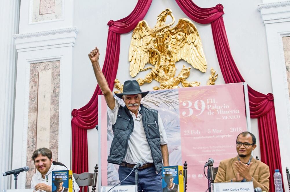José Manuel Mireles Valverde, fundador de las autodefensas en Tepalcatepec, Michoacán, presentó su libro Todos Somos Autodefensas, en la Feria Internacional del Libro del Palacio de Mineria. (ISAAC ESQUIVEL. CUARTOSCURO)