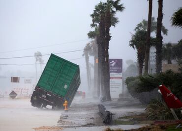 Temen en EU que "Harvey" afecte producción de gasolina; Pemex garantiza abasto