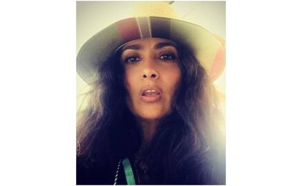 Salma Hayek se luce en bikini y sin maquillaje