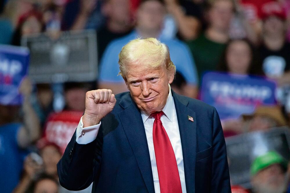 Donald Trump, exmandatario y candidato republicano a la presidencia de EU, dijo ayer que el T-MEC “es el mejor que hemos hecho” y no debe renegociarse; ello durante un mitin en Grand Rapids, Michigan. Foto de Bill Pugliano. AFP