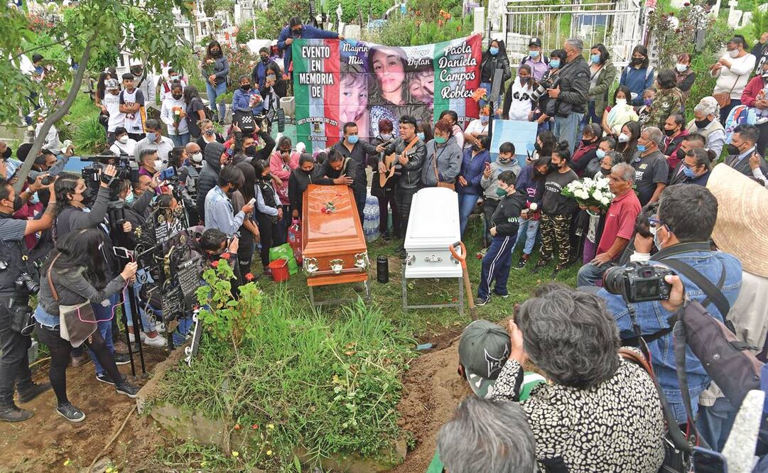 Los féretros de Paola, de 22 años, y su hijo Jorge Dilan, de cinco, fueron colocados en la misma fosa del Panteón Civil Lázaro Cárdenas, en una especie de abrazo eterno. Foto: Hugo García/ EL UNIVERSAL.