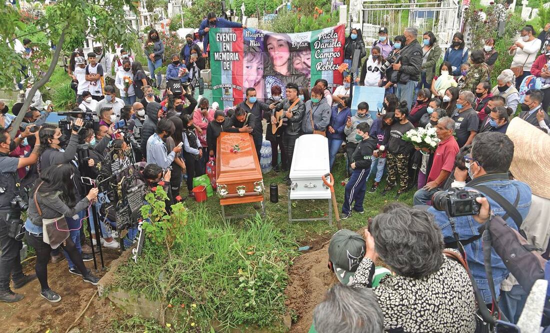 Los féretros de Paola, de 22 años, y su hijo Jorge Dilan, de cinco, fueron colocados en la misma fosa del Panteón Civil Lázaro Cárdenas, en una especie de abrazo eterno. Foto: Hugo García/ EL UNIVERSAL.