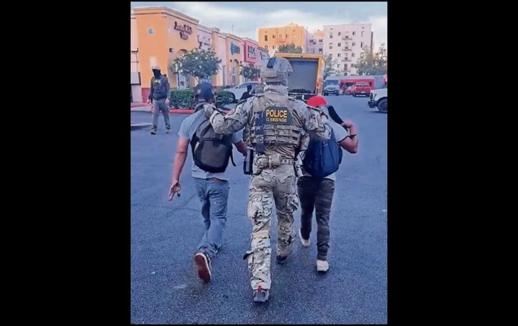 Agentes de la Patrulla Fronteriza de Aduanas y Protección Fronteriza que se encontraban ocultos en un camión de reparto arrestaron a varios jornaleros frente a una tienda Home Depot como parte de la "Operación Caballo de Troya" en Los Ángeles, California, el miércoles 6 de agosto de 2025. Foto: Ilustrativa / Especial