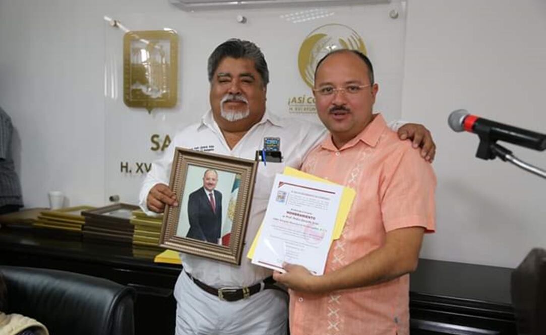 El alcalde les deseó éxito en el cargo que durará tres años (2018-2021) y enseguida posó con cada uno de ellos, a quienes entregó un portarretratos con su fotografía. Foto: Especial 