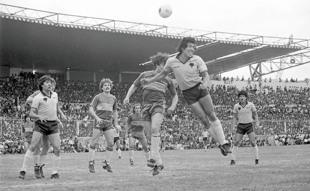 Juego entre Coyotes de Neza vs. Boca Juniors, 27 de agosto de 1981; el encuentro quedó empatado a un gol. Apenas el 15 de ese mes, el Boca Juniors se coronó campeón de Argentina con su estrella, Diego Armando Maradona; el querido jugador argentino no viajó a México, pues debía presentarse con su selección para una gira por Europa. Foto: Archivo EL UNIVERSAL.