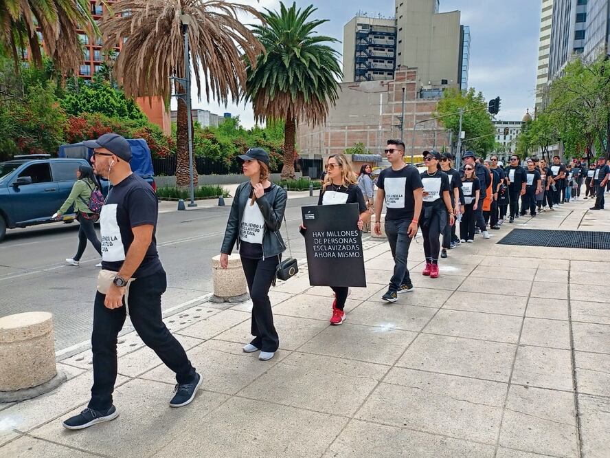Integrantes de A21 realizaron una caminata para sensibilizar a la sociedad sobre la trata de personas. Foto: Manuel Espino | El Universal