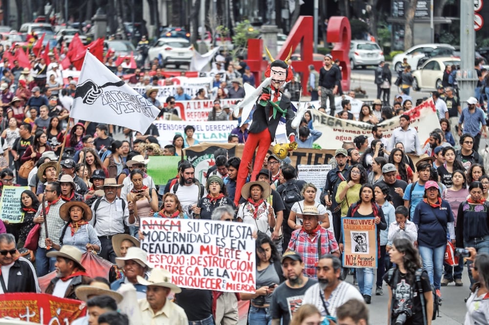 Integrantes del Frente de Pueblos en Defensa de la Tierra, junto a otros grupos civiles, protestaron en Reforma contra la actuación del gobierno (GERMÁN ESPINOSA. EL UNIVERSAL)