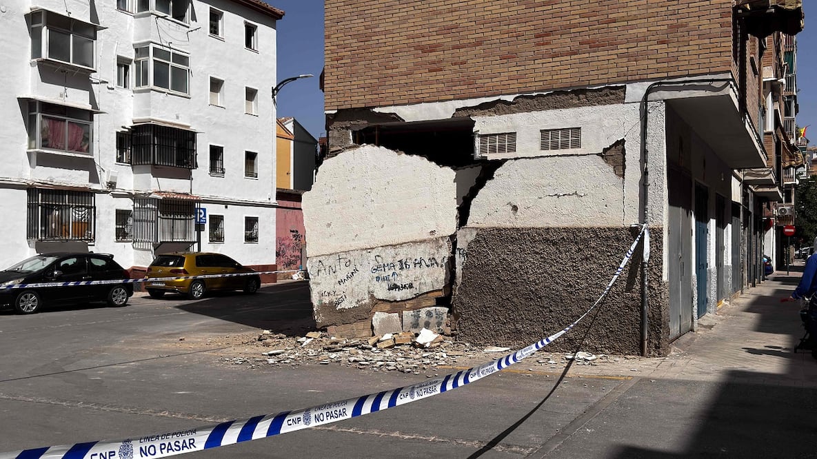 Cintas fueron colocadas en torno a un edificio dañado por un sismo en Granada, este lunes. FOTO: AFP