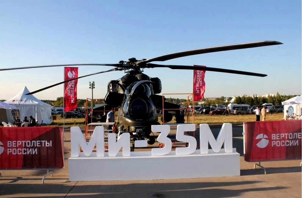 Trajes perfectos y entallados vestidos de noche. Niños en uniforme de gala. Es la fiesta de las armas que se celebra cada dos años en Moscú, Rusia. 