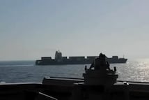 Así fue el ataque de Estados Unidos a carguero iraní en Ormuz; Irán denuncia ataque y promete represalias