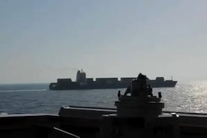 Así fue el ataque de Estados Unidos a carguero iraní en Ormuz; Irán denuncia ataque y promete represalias