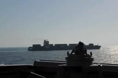 Así fue el ataque de Estados Unidos a carguero iraní en Ormuz; Irán denuncia ataque y promete represalias