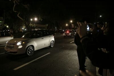 "Una bendición para decir adiós", gritan los feligreses al Papa