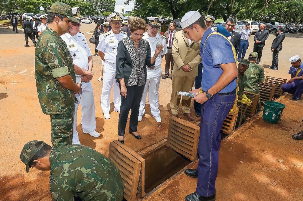 La presidenta Dilma Rousseff (centro), durante una visita ayer, en Brasilia, al Cuerpo de Fusileros Navales, en el día de movilización del gobierno para combatir los posibles focos de larvas del mosquito Aedes aegypti (ROBERTO STUCKERT FILHO. EFE)