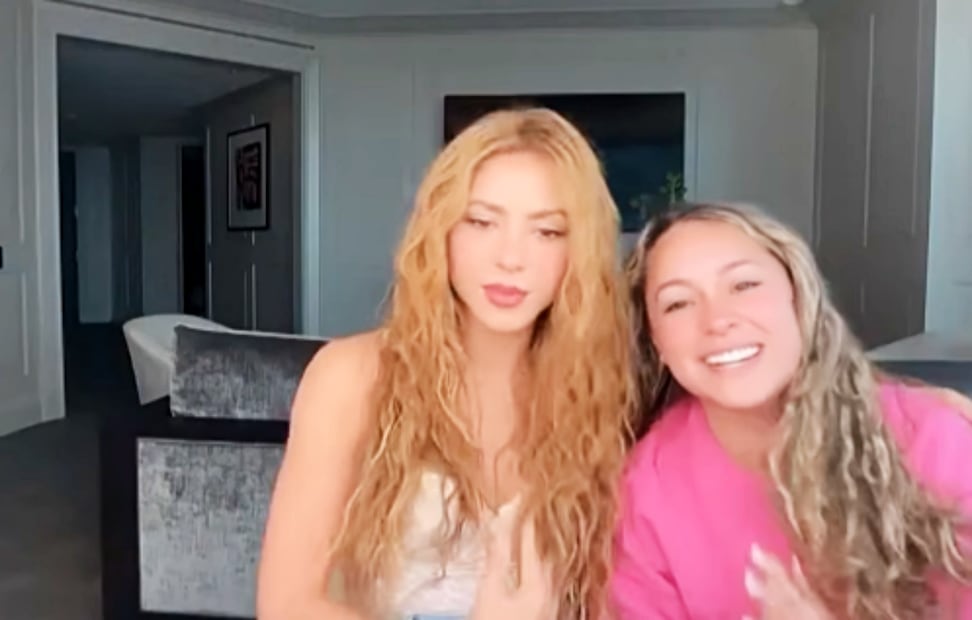 Shakira y Diana, su asistente, durante la entrevista que la colombiana sostuvo con el programa español "La Revuelta".
Foto: Instagram, vía @shakira & @larevuelta_tve