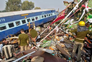 Mueren 90 personas al descarrilar tren en la India
