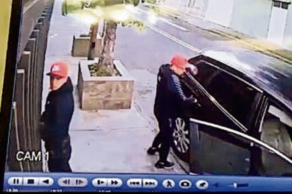 En un video de seguridad se observa que tres hombres llegan en motocicleta y aprovechan que el zaguán es automático para entrar a la vivienda. (TOMADA DE VIDEO)
