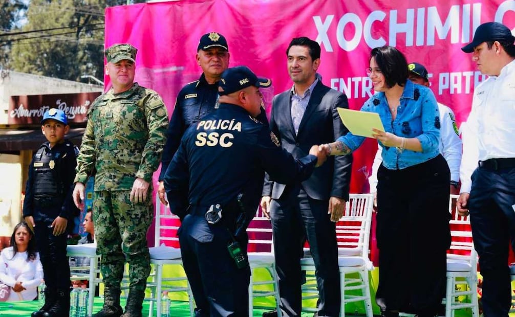 La alcaldesa de Xochimilco, Circe Camacho, entregó 20 nuevas patrullas a agentes de la policía de dicha demarcación. Foto: Especial