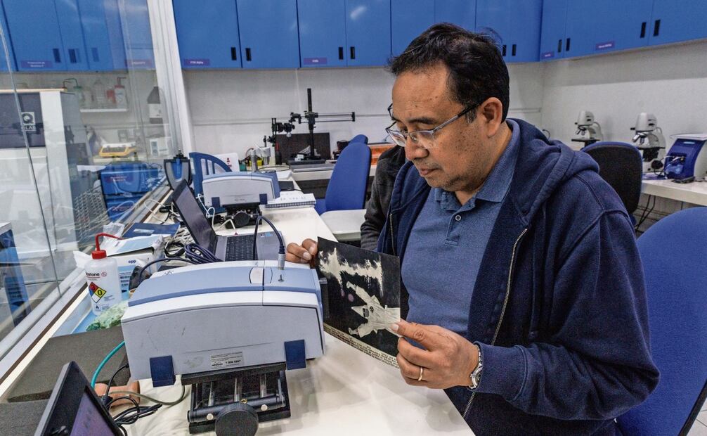 Expertos del laboratorio especializado en patrimonio cultural sometieron las piezas a varias pruebas. (13/03/2025) Foto: Yaretzy M. Osnaya | El Universal