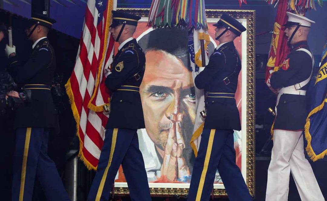 La guardia de honor actúa durante el servicio conmemorativo del activista político Charlie Kirk en el Estadio State Farm el 21 de septiembre de 2025 en Glendale, Arizona. Kirk, director ejecutivo y cofundador de Turning Point USA, fue asesinado a tiros el 10 de septiembre mientras hablaba en un evento de su gira "American Comeback Tour" en la Universidad del Valle de Utah. Foto: AFP