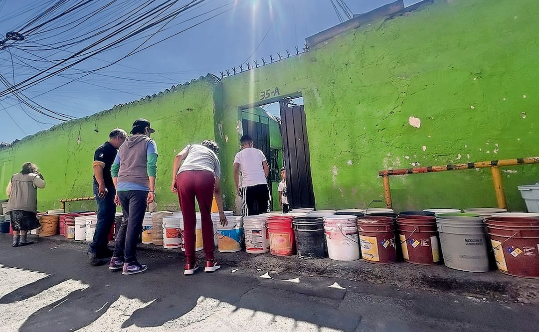 Colonos en Venustiano Carranza se manifestaron para recibir agua en sus casas, pero está sucia. FOTO: EDUARDO CASTAÑEDA. EL UNIVERSAL