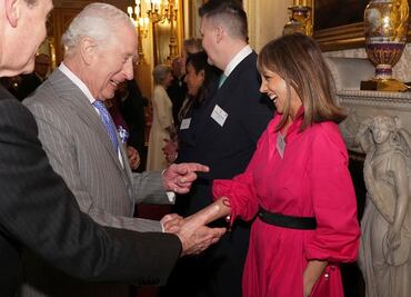 Rey Carlos III retoma compromisos tras pausa por "efectos secundarios" de tratamiento contra el cáncer; viajará a Italia