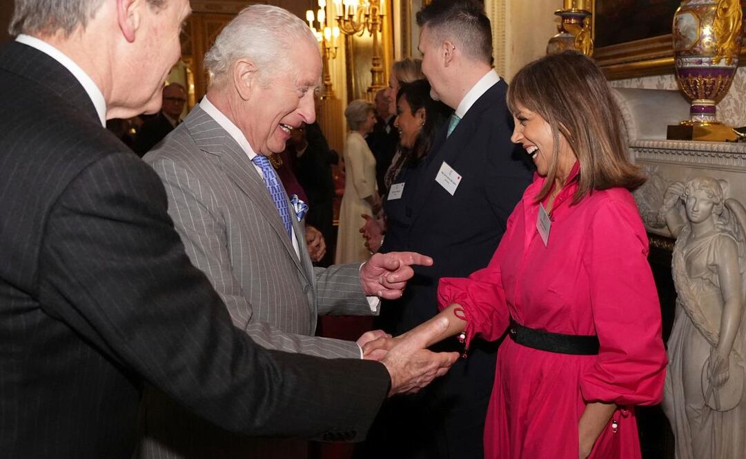 El rey Carlos III de Gran Bretaña saluda a Riz Lateef durante una recepción en el Palacio de Buckingham, Londres, para invitados de una amplia gama de organizaciones de medios de todo el país, el miércoles 26 de marzo de 2025. Foto: AP