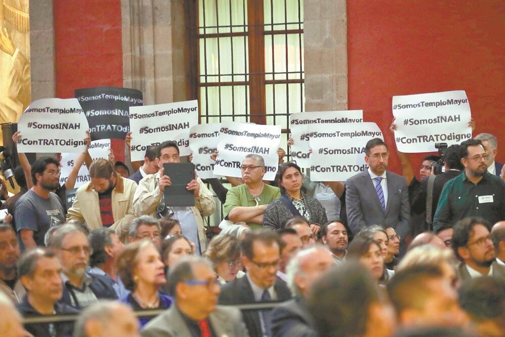 El año pasado, en las celebraciones por los 80 años del INAH, trabajadores protestaron por mejores condiciones salariales. Foto: ARCHIVO EL UNIVERSAL