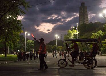 "Viva Fidel", dicen cubanos al despedir a Castro en La Habana