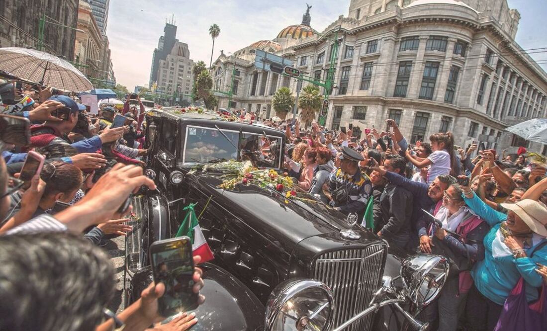 El Palacio de Bellas Artes fue abarrotado tras el arribo de la carroza; las calles aledañas al Eje Central fueron cerradas a la circulación por el tumulto que esperaba al cantante. Foto: EL UNIVERSAL