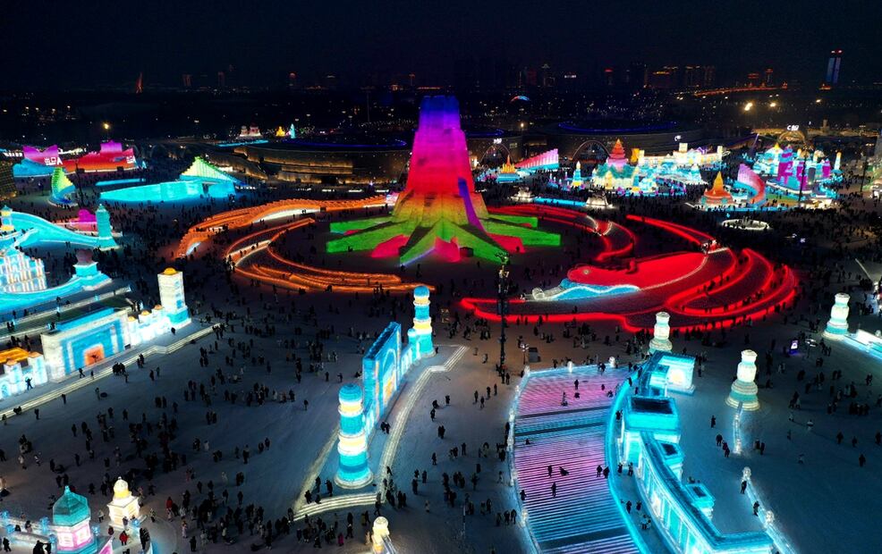 Una gran cantidad de visitantes llegó al parque para el momento de su apertura, y muchos hicieron una fila de cientos de metros para disfrutar de los populares toboganes de hielo. Foto: AFP