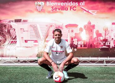 Chicharito is signed by Sevilla