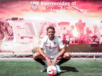 Chicharito is signed by Sevilla