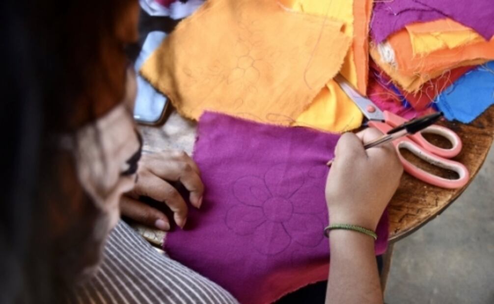 Artesanas plasman su ingenio con cubrebocas