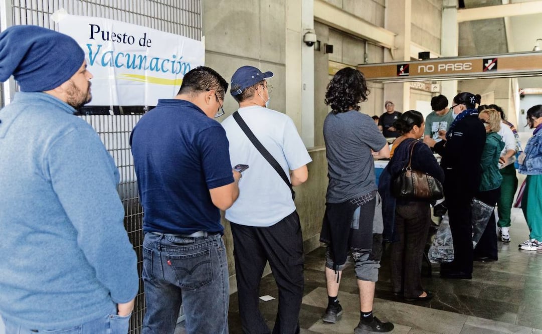 En las estaciones del Metro continúa la demanda de vacunas contra sarampión, debido al aumento de casos en el país. Foto: Hugo Salvador / EL UNIVERSAL