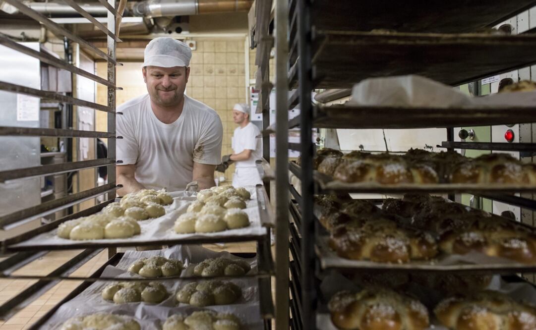 Un panadero prepara Roscones de Reyes en la panadería Heini, en Lucerna, Suiza. Foto: EFE
