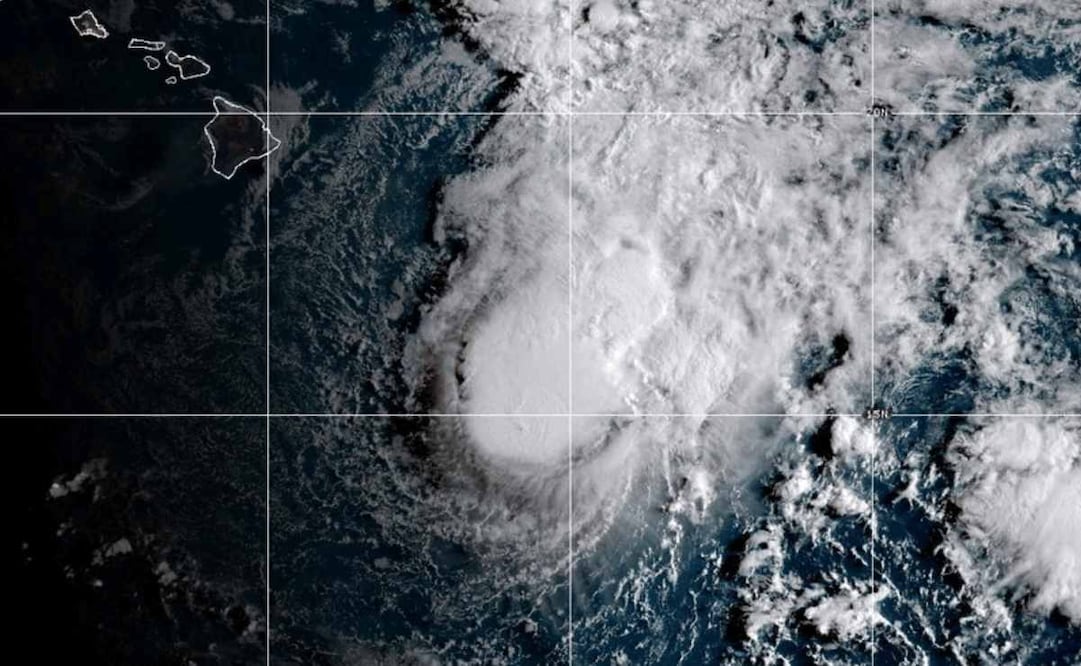 Esta imagen satelital de la NOAA, tomada el sábado 22 de agosto de 2026, muestra la tormenta tropical Moke dirigiéndose a Hawai en el océano Pacífico. Foto: AP