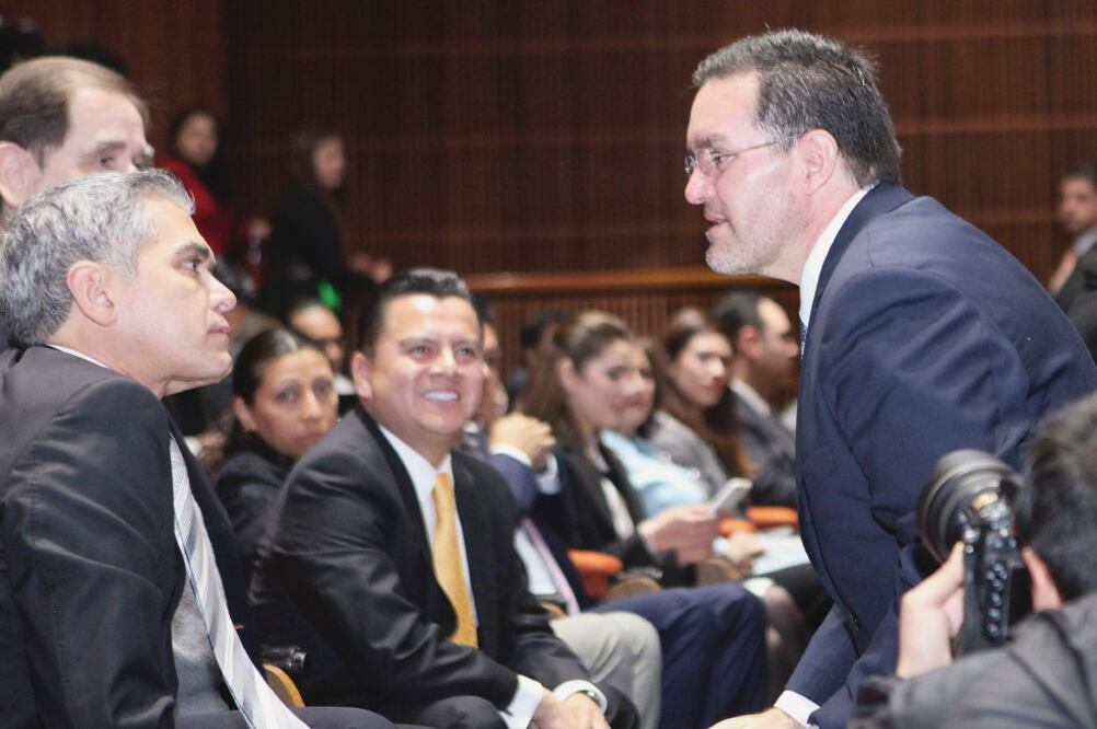 Miguel Ángel Mancera convivió con los legisladores durante su estancia en el Senado; en la imagen, dialoga con el diputado Federico Döring (derecha) (LUCÍA GODÍNEZ. EL UNIVERSAL)